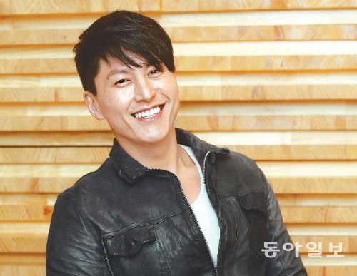 “잊혀지는 건 순식간이다. 인기를 얻으려 애쓰는 건 좋은 대본에 대한 갈망 때문이다.” 데뷔 이후 최고의 인기를 누리고 있는 류수영은 “군대 다시 가서 얻은 체력으로 물 들어왔을 때 열심히 노 젓겠다”고 말했다. 장승윤 기자 tomato99@donga.com