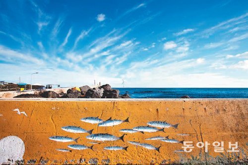 은상 박성준 씨의 ‘바닷속 풍경’. 해변 방파제에 그려진 벽화를 바다 위 풍광과 조합해 흥미로운 이미지를 얻었다.
