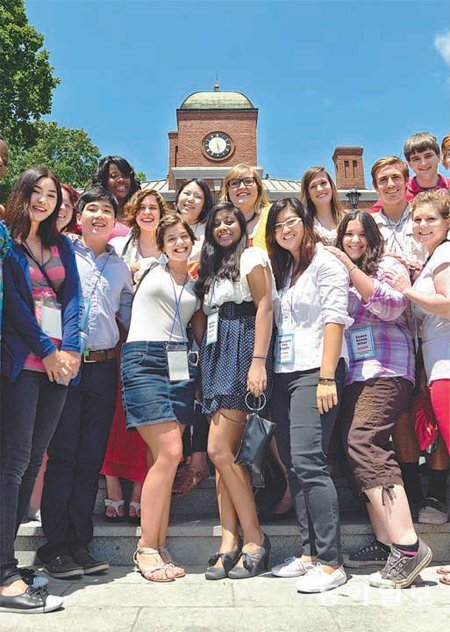 세계 각국에서 건국대로 유학 온 외국인 유학생은 1400명, 외국인 교환학생은 한 해 583명에 이른다. 최근에는 베트남 등 동남아시아와 잠비아 등 아프리카 국가 대학과 협력관계를 맺고 저개발 국가에 교육기회를 제공하고 있다. 건국대 제공