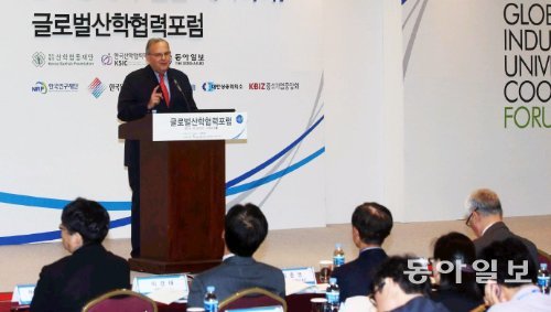 23일 서울 강남구 코엑스에서 동아일보와 한국산학협동재단, 한국산학협력학회 주최로 열린 ‘글로벌산학협력포럼’에서 에드워드 로고프 
미국 뉴욕시립대 교수가 산학협력을 활성화하려면 대학과 교육의 역할이 중요하다고 강조하고 있다. 장승윤  기자  
tomato99@donga.com