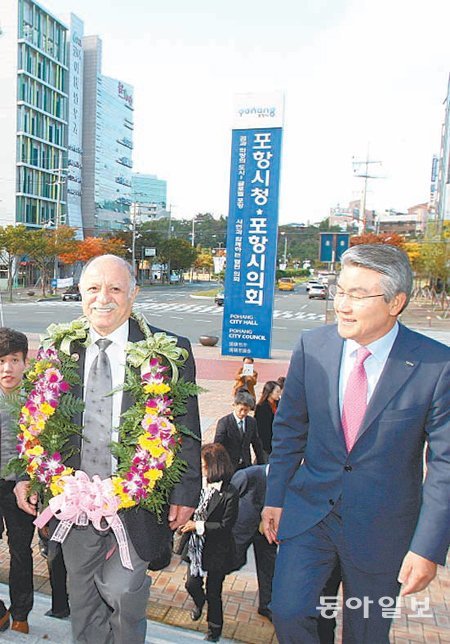 23일 터키 참전용사가 박승호 포항시장(오른쪽)과 함께 직원들의 환영을 받으며 포항시청으로 들어오고 있다. 포항시 제공