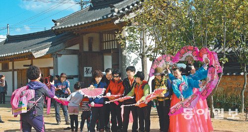 충북 옥천군 옥천읍 교동리에 있는 고 육영수 여사 생가에서는 평일과 주말 다양한 전통문화체험 프로그램으로 방문객들에게 즐거움을 주고 있다. 사진은 방문객들이 부채춤 동작을 배우는 모습. 옥천군 제공