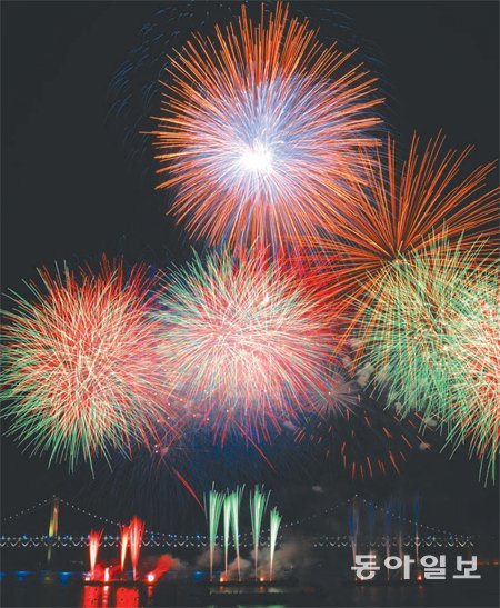 아시아 최대인 부산불꽃축제가 26일 오후 8시부터 부산 광안해수욕장 앞 바다에서 펼쳐진다. 동아일보DB