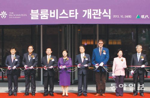 24일 경기 양평군 강하면에서 열린 현대그룹 종합연수원 ‘블룸비스타’ 개원식에서 현정은 회장을 비롯한 주요 참석자들이 테이프를 자르고 있다. 왼쪽부터 조영민 현대그룹 종합연수원 대표, 김선교 양평군수, 이인제 새누리당 의원, 현 회장, 유장희 동반성장위원장, 이참 한국관광공사 사장, 이민재 한국여성경제인협회 회장, 이승훈 녹색성장위원장. 현대그룹 제공