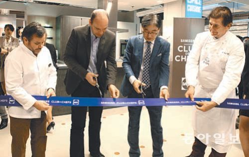 23일(현지 시간) 프랑스 파리에서 열린 다르티 프리미엄 디지털 매장 오픈 행사에서 레지스 슐츠 다르티 최고경영자(왼쪽에서 두 번째)와 윤부근 삼성전자 CE부문 대표(왼쪽에서 세 번째)가 리본을 자르고 있다. 삼성전자 제공