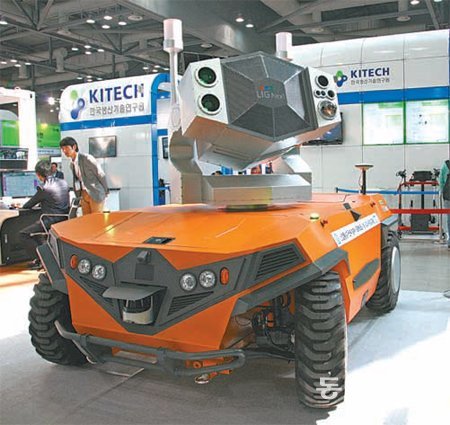 LIG넥스원이 24일 경기 고양시 일산서구 대화동
킨텍스에서 열린 ‘로보월드 2013’에서 공개한 조류
퇴치 로봇. LIG넥스원 제공