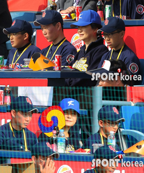 박근혜 대통령이 2013 프로야구 삼성과 두산의 한국시리즈 3차전에 앞서 시구를 마친 뒤 관중석에서 야구 꿈나무들과 함께 한국시리즈를 관전하고 있다. 사진제공=스포츠코리아