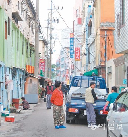 100여 년 역사를 지닌 대전역 주변의 골목길은 마치 영화세트장처럼 양화점 양장점 대폿집 쪽방촌 등이 고스란히 남아있다. 이기진 기자 doyoce@donga.com