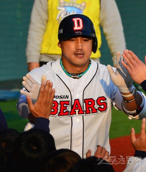 27일 오후 서울 잠실야구장에서 2013프로야구 두산과 삼성의 한국시리즈 3차전이 열렸다. 7회말 1사 후 두산 타자 홍성흔이 홈런을 치고 홈인 한 후 동료들의 축하를 받고 있다. 잠실｜박화용 기자 inphoto@donga.com 트위터 @seven7sola