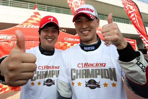 슈퍼6000클래스에서 우승한 황진우(왼쪽)와 GT클래스 우승자 최해민. 사진제공｜CJ 슈퍼레이스