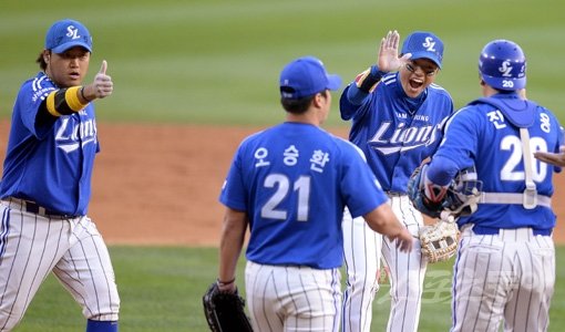 삼성 오승환은 결코 흔들리지 않았다. 27일 잠실구장에서 열린 두산과의 한국시리즈 3차전에서 3-2로 아슬아슬하게 앞선 9회말 등판한 오승환(21번)이 1이닝 2탈삼진 무실점으로 완벽하게 경기를 마무리한 뒤 기뻐하는 동료들에게로 걸어가고 있다. 연장 13회 접전으로 펼쳐졌던 2차전 패전투수의 아픔을 씻는 역투였다. 잠실｜김종원 기자 won@donga.com 트위터 @beanjjun