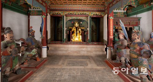 동관왕묘는 원래 중국 문화이지만 관우상 뒤 일월오봉도나 앞쪽 한 쌍씩의 문무관 배치는 ‘조선식’이다.