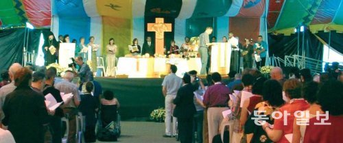 30일 부산 벡스코에서 개막하는 WCC 제10차 총회는 세계 기독교계의 최대 행사다. 2006년 브라질 포르투 알레그리에서 열린 WCC 9차 총회의 예배 장면. WCC한국준비위원회 제공