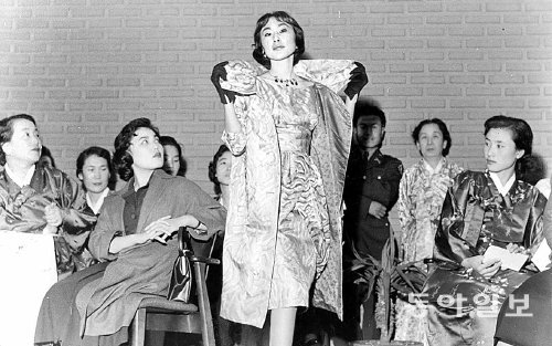 1956년 서울 중구 반도호텔에서 열린 노라노 패션쇼. 국내 최초의 패션쇼이다. 신문박물관 제공