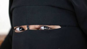 사우디아라비아 여성, 동아 DB
