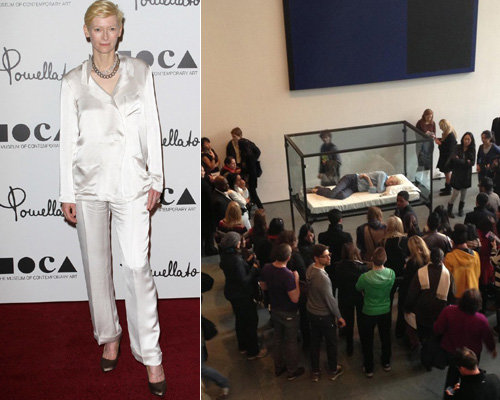틸다 스윈튼이  Pomellato 주얼리의 행사에 참여했다. (좌) - 틸다 스윈튼이 뉴욕의 MoMA에서 예술작품의 일환으로 유리관 속에서 낮잠을 자는 퍼포먼스 아트를 진행 중이다 (우).