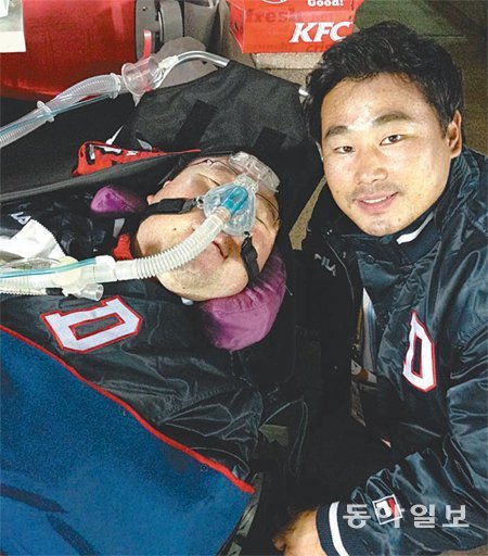 근육이 굳어가는 희귀 난치병인 근이영양증을 앓고 있는 박신구 씨(왼쪽)와 그의 친구 이효삼 씨.
