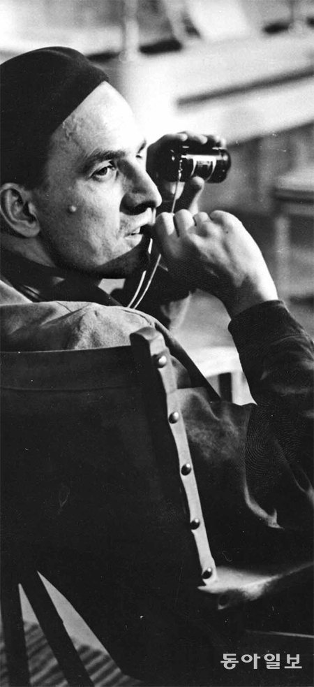 스웨덴을 넘어 현대 예술영화를 대표하는 잉마르 베리만은 ‘감독들의 감독’
으로 불린다. 박찬욱 전규환 감독 등 한국 감독들도 영화에 그에 대한 오마주(존경)를 담았다. 1960년 한 영화 촬영현장에서의 베리만 감독. 백두대간 제공