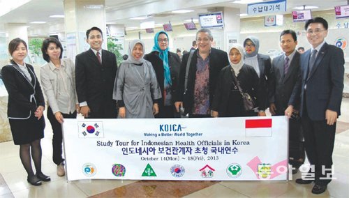 한국건강관리협회 메디체크와 한국국제협력단(KOICA) 초청을 받아 14일 한국을 찾은 인도네시아 보건관계자들이 서울 강서구 한국건강관리협회 서울 서부지부 건강증진의원을 방문한 모습. 한국건강관리협회 제공