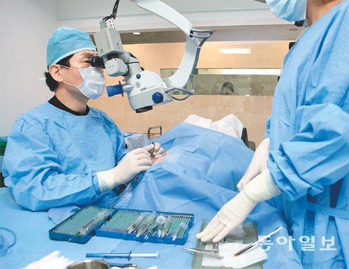 박영순 아이러브안과 대표원장(왼쪽)이 특수렌즈 백내장 수술을 하고 있다. 이 수술은 노안까지 함께 개선할 수 있다는 것이 큰 장점이다. 아이러브안과 제공