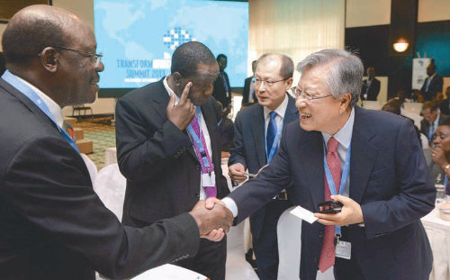 KT의 이석채 회장(오른쪽)과 김일영 코퍼레이트센터장(오른쪽에서 두 번째)이 29일(현지 시간) 열린 ‘아프리카 혁신 정상회의 2013’에서 참가국 대표들과 악수하며 얘기를 나누고 있다. 키갈리=사진공동취재단