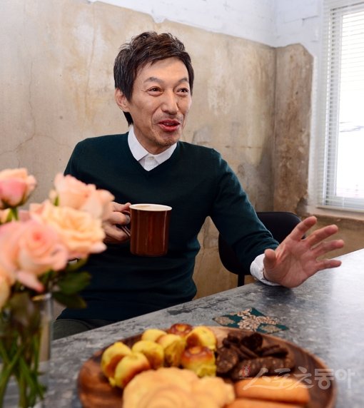 “나이가 든다고 호기심까지 사라지는 건 아니다”는 배우 김갑수. 언제나 새로운 걸 찾아나서는 그는 영화 ‘공범’으로 관객과 새롭게 만나고 있다. 김민성 기자 marineboy@donga.com 트위터@bluemarine007