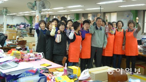 28일 오전 대구 동구 용계동 ㈜유니월드에서 여동구 이사(앞줄 가운데 남성)와 근로자들이 파이팅을 외치고 있다. 사회적기업인 유니월드에서는 특별한 기술이나 경력이 없는 장년근로자들도 어렵지 않게 일할 수 있다. 유니월드 제공