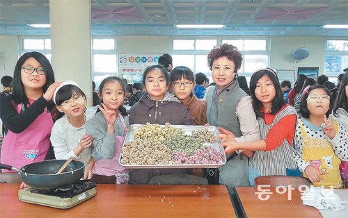 식품명인 46호 김현의 명인과 함께 찹쌀 유과 체험에 참가한 어린이들이 직접 만든 유과를 뽐내고 있다. 한국농수산식품유통공사 제공