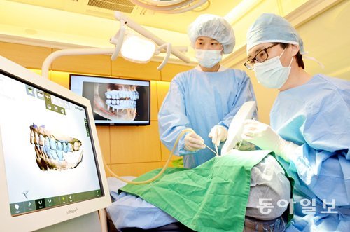 이정택 에스플란트치과병원 원장이 3차원(3D) 오럴 스캐너를 이용해 아나토마지 가이드 임플란트 수술을 하고 있다. 에스플란트치과병원 제공