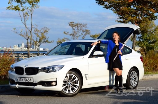 여의도 한강공원에서 BMW 뉴 3시리즈 그란투리스모와 함께 한 플루티스트 최나경. 운전마니아이기도 한 최나경은 최근 겪은 오케스트라 재계약 파동에 대한 심경을 털어놓으며 ‘새로운 출발’에 대한 강한 의욕을 내비쳤다. 김민성 기자 marineboy@donga.com 트위터 @bluemarine007