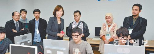 인도네시아의 고위 공무원과 기업인들이 28일 경기과학기술대에서 시작된 ‘문화콘텐츠 산업기술 협력 프로그램’에서 학생들의 실습 장면을 참관하고 있다. 경기과학기술대 제공