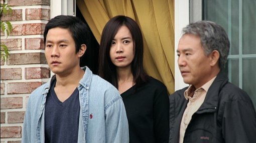 정우(맨 왼쪽)가 출연한 영화 ‘붉은 가족’ 스틸 컷