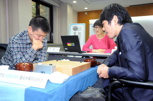 삼성화재배 8강전에서 이세돌(오른쪽)과 추쥔이 대국하고 있다. 사진제공｜한국기원