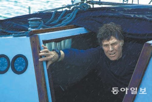 영화 ‘올 이즈 로스트’(7일 개봉)에서 바다와 사투하는 배우 로버트 레드퍼드. UPI 제공