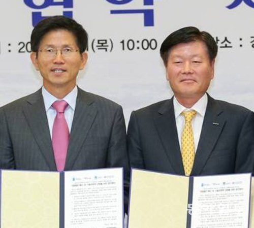 김문수 경기지사(왼쪽)와 김경배 현대글로비스 대표 이사가 31일 평택항 도로를 폐지하는 데 합의했다.