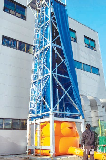 ‘10m급 자유낙하탑’ 터널 속으로 실험장비를 떨어뜨리면 1.5초 동안 무중력 실험을 할 수 있다. 한국항공우주연구원 제공