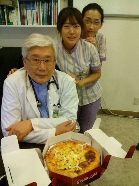 <피자 간식을 전달 받은 서울 충정로 사랑의의원>