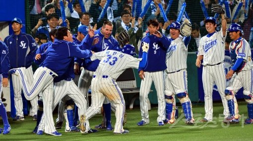 1일 저녁 대구 시민야구장에서 2013프로야구 삼성과 두산의 한국시리즈 7차전이 열렸다. 6회말 1사 만루 삼성 타자 최형우의 3루앞 땅볼때 두산 3루수 이원석의 홈 송구 실책을 틈타 2루 주자 박한이가 홈을 밟고 들어가며 동료들의 축하를 받고 있다. 대구ㅣ박화용 기자 inphoto@donga.com 트위터 @seven7sola