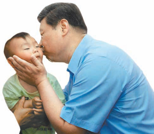 올 6월 지진이 일어났던 중국 쓰촨 성 루산 현을 찾
아 어린이 볼에 입을 맞추고 있는 시진핑 주석.
사진 출처 신화왕