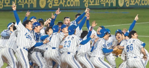 “와이리 좋노”… 단체로 우사인 볼트 세리머니 프로야구 삼성 선수들이 1일 대구에서 열린 2013 프로야구 한국시리즈 최종 7차전에서 두산을 7-3으로 꺾고 4승 3패로 우승을 확정한 뒤 손을 하늘로 들어올리는 세리머니를 펼치고 있다. 삼성은 프로야구 최초로 3년 연속 통합우승을 달성했다. 대구=양회성 기자 yohan@donga.com