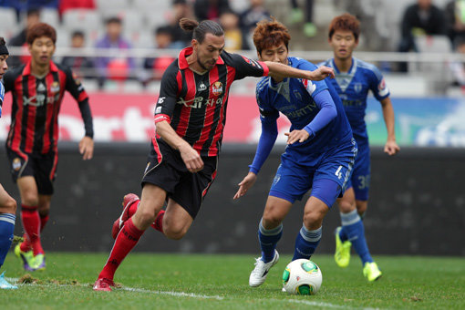 슈퍼매치의 마지막 승자는 FC서울이었다. 서울은 2일 열린 수원과 35라운드 홈경기에서 2-1로 역전승을 거두며 올 시즌 라이벌전 2승1무1패를 기록했다. 데얀(앞줄 왼쪽)이 수원 수비진을 헤집고 슈팅을 날리고 있다. 사진제공｜FC서울