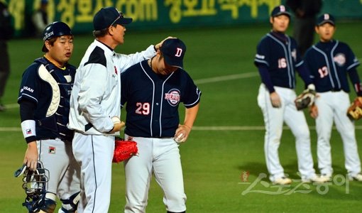 비록 준우승에 그쳤지만 유희관, 최재훈 등 두산 젊은 선수들의 선전은 돋보였다. 1일 대구구장에서 열린 한국시리즈 7차전에서 두산 정명원 투수코치(왼쪽 2번째)가 마운드에 올라 선발투수 유희관(왼쪽 3번째)을 다독이고 있다. 왼쪽 끝은 포수 양의지. 대구｜박화용 기자 inphoto@donga.com 트위터 @seven7sola