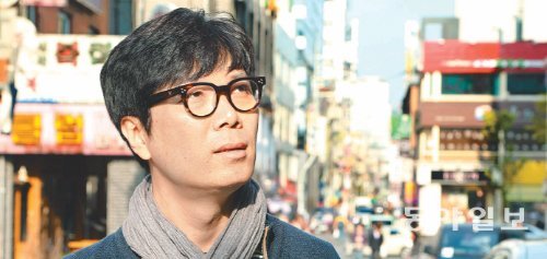 서울에서 만난 작가 김영하. 그는 “밖에서 보고 듣고 생각한 것들을 숙성시키면서 때가 되면 소설로 발화시킬 것”이라고 했다. 박경모 기자 momo@donga.com