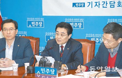 민주당 전병헌 원내대표(가운데)가 3일 국회 원내대표실에서 기자간담회를 열어 국정감사 평가, 예산결산특별위원회 운영 방향 등에 대해 얘기하고 있다. 변영욱 기자 cut@donga.com