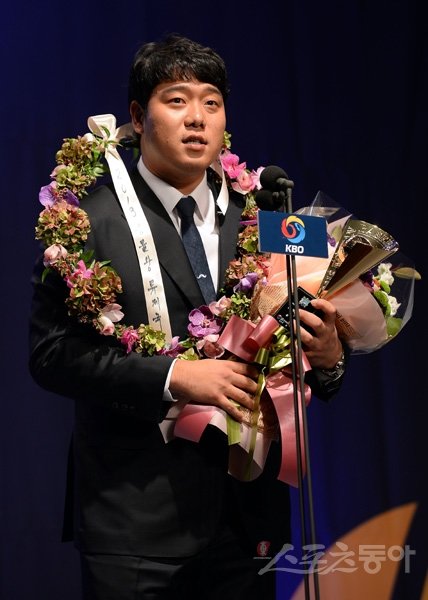 '2013 한국야쿠르트 세븐' 프로야구 최우수선수(MVP)/최우수신인선수 선정 및 각 부분별 시상식이 4일 그랜드인터컨티넨탈 그랜드볼룸에서 열렸다. 승률1위 투수상을 수상한 넥센 LG 류제국이 수상 소감을 말하고 있다. 김종원기자 won@donga.com 트위터@beanjjun