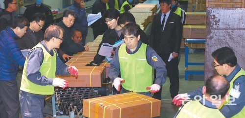 7일 치러지는 2014학년도 대학수학능력시험을 앞두고 4일 한 인쇄공장 직원들이 문제지 및 답안지를 옮기고 있다. 교육부는 6일까지
문제지 및 답안지가 각 시험지구로 옮겨진다고 밝혔다. 운송을 위해 인수책임자 및 관계 직원, 중앙협력관 등 400여 명이 동원될 예정이고 경찰이 운송과정을
경호한다. 최혁중 기자 sajinman@donga.com