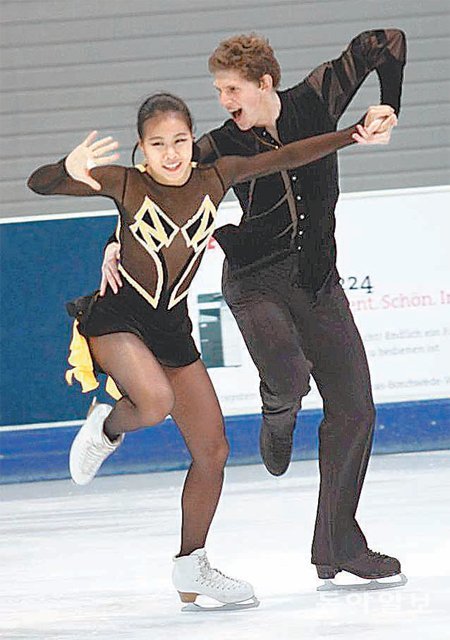4일 독일에서 열린 NRW트로피 아이스댄스 주니어부문에서 연기하고 있는 레베카 김(왼쪽)과 키릴 미노프. NRW트로피 대회 홈페이지