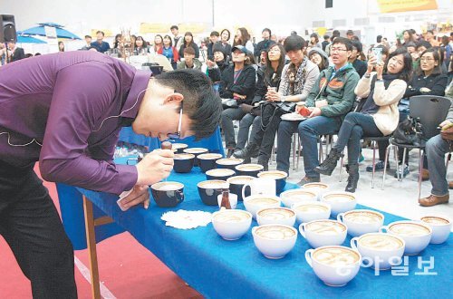 대구가 커피문화 도시로 성장하고 있다. 지난해 엑스코(전시컨벤션센터)에 마련된 대구국제커피박람회 행사장에서 바리스타가 커피에 다양한 그림을 그리는 기술을 보여주고 있다. 문화뱅크 제공