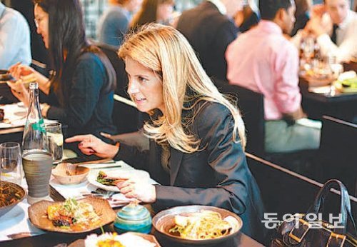 영국 런던의 한식당 ‘김치(Kimchee)’에서 현지인이 식사를 하고 있다. 한식당 ‘김치’ 제공