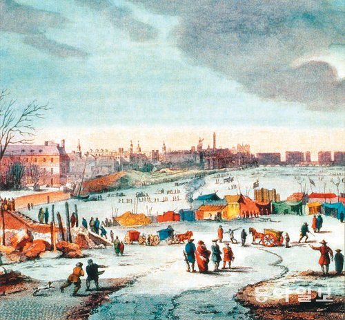 소빙기 시절의 런던을 묘사한 ‘템스 강의 빙상시장(1683∼1684)’. 주민들이 얼어붙은 강 위에 간이 상점과 시장을 열어 자본주의의 태동을 보여 준다. 토머스 와이크의 작품이다.